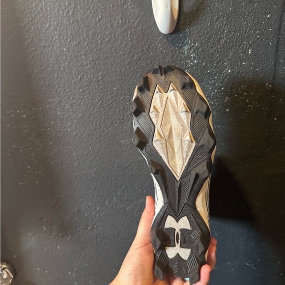 Men’s Under Armour Black and Gray Highlight Franchise Football Cleats - Picture 8 of 8